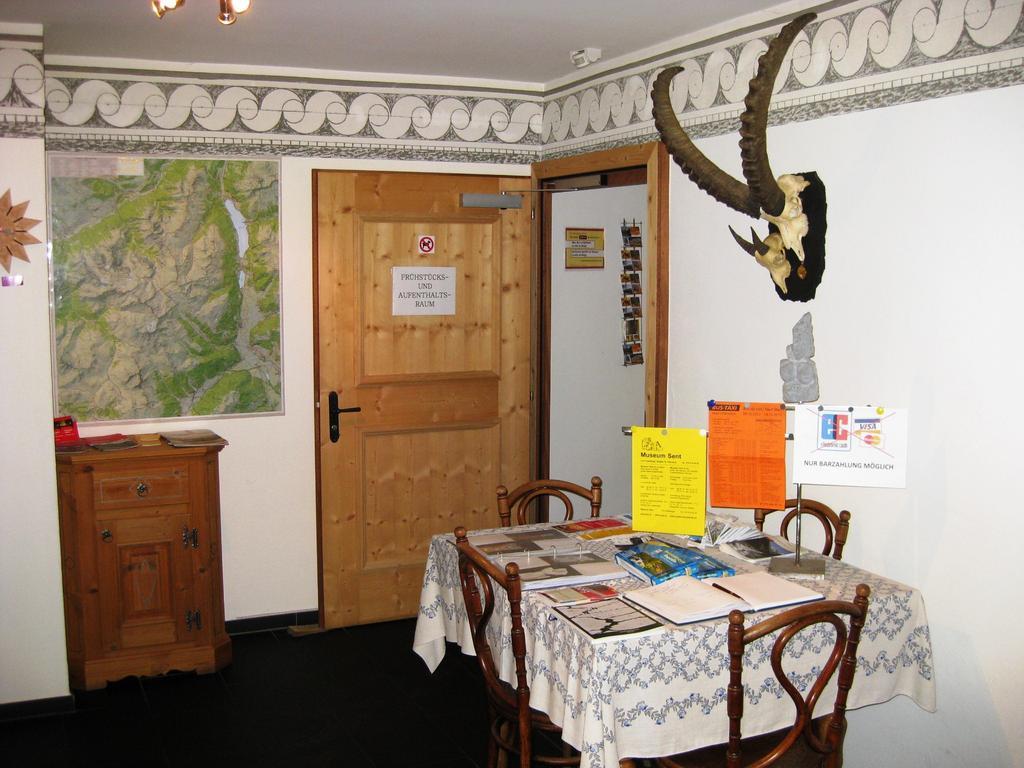 Pensiun Garni Plaz Hotel Scuol Bagian luar foto