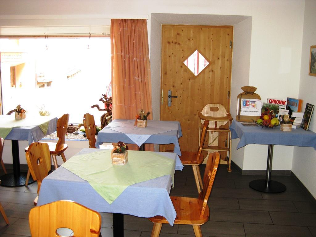 Pensiun Garni Plaz Hotel Scuol Bagian luar foto
