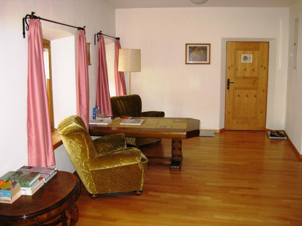 Pensiun Garni Plaz Hotel Scuol Bagian luar foto