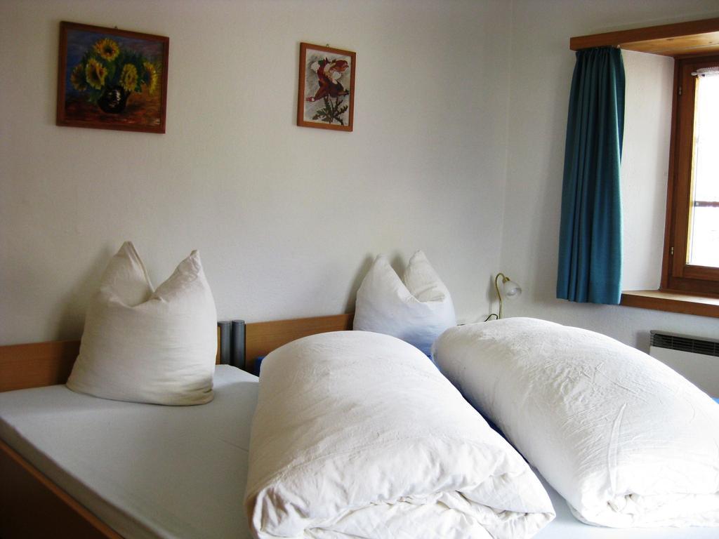 Pensiun Garni Plaz Hotel Scuol Ruang foto