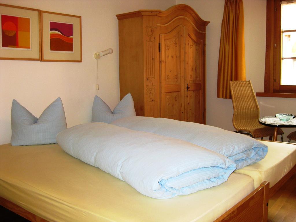 Pensiun Garni Plaz Hotel Scuol Ruang foto