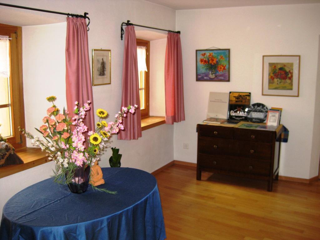 Pensiun Garni Plaz Hotel Scuol Bagian luar foto